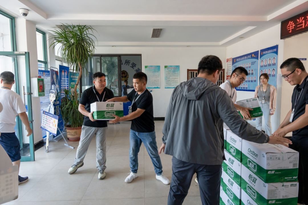 【党建引领】正航党支部开展高温送清凉慰问活动，为公安一线人员送去关怀